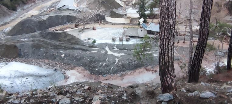 📢 Mersin’in Toroslar ilçesindeki maden ocağının krom atık havuzu çöktü. 

📢 Binlerce ton zehirli atık Deliçay Deresi’ne oradan da Akdeniz’e ulaştı.

📢 Maden talanıyla eko-yıkım içerisindeyiz!