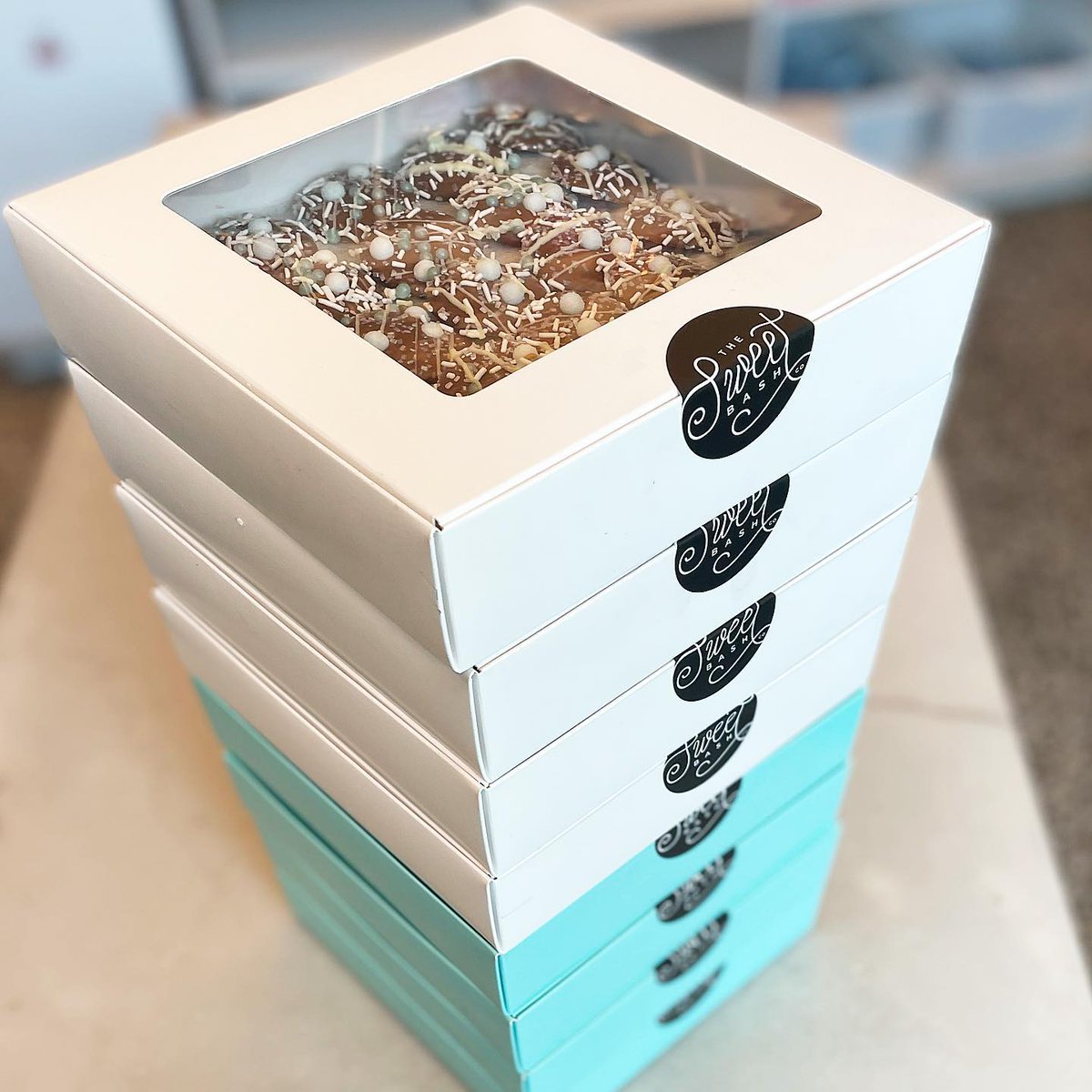 ProgressLuv2Pak's tweet photo. At @thesweetbashco Katie Collins designs, creates and collaborates directly with her clients in developing a dessert experience like no other. 
Foodie Square Boxes available in stock https://t.co/Awq8ZpOYeR
#packaging #boxes #holiday #giftboxes #confectionery #sweets #chocolate https://t.co/Id1GEt5Hiy