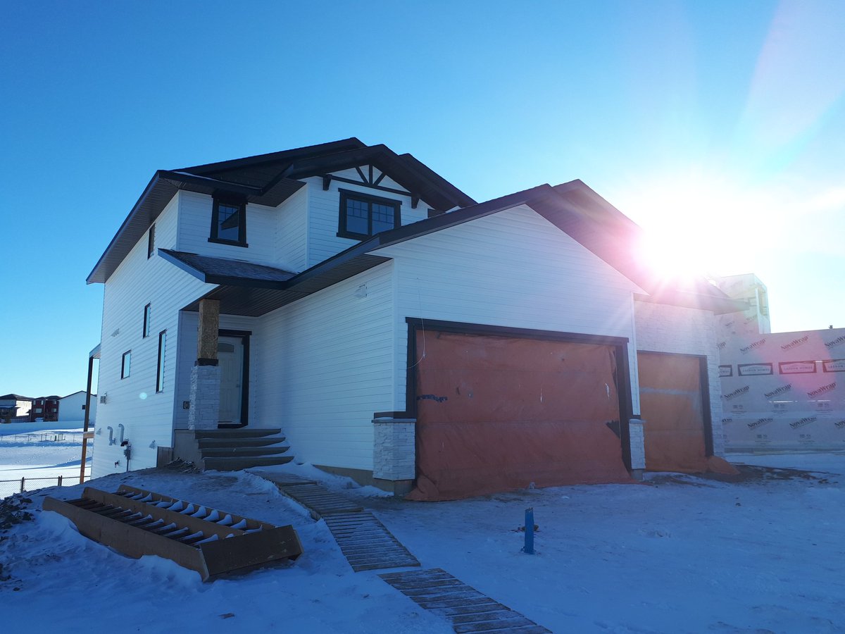 laebonhomes's tweet image. At least the sun is out 😎 THANK YOU to our construction team who are continuing to work on these park-backing homes in #Timberstone even though it is quite cold outside ❄⛄