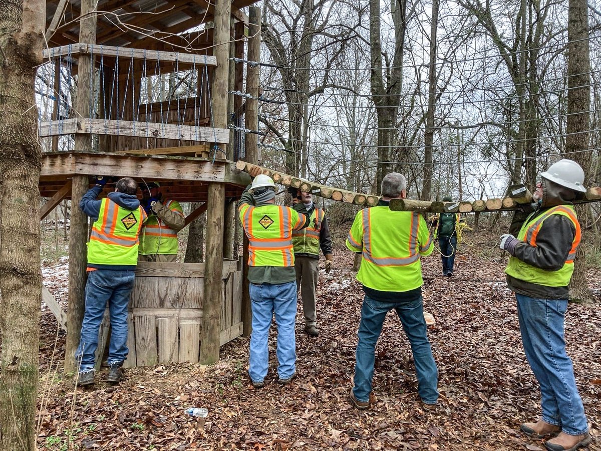 Mem_StoneGravel's tweet image. Service doesn’t stop for snowy conditions! We’d like to express our gratitude to our #missionpartners for opening their doors to our team on our 8th annual Day of Service event. And thank you to our team for rolling up their sleeves in service of our community. #MLKDaysofService