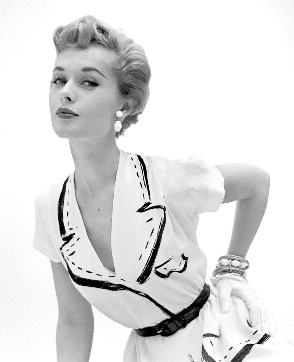 町山智浩 Rt Yoiinago417 今日はティッピ ヘドレン誕生日 鳥 ではカモメとヒッチコックのセクハラ攻撃 ロアーズ ではライオンの被害を受けるという大変な経歴の持ち主です 鳥出演時は既にメラニー グリフィスの母親で 現在はダコタ ジョンソンのお