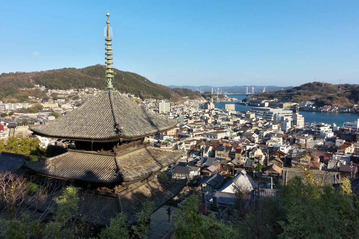 3150taka88's tweet photo. 22/01/03@広島旅⑦
尾道のイメージとしてここははずせない天寧寺三重塔からの眺望。
最高かよ😃
さあ、猫の細道に向かうぞ～🐱
#尾道
#天寧寺
#広島
#RX100M3(1.2)
#EOS_M(3)
#EF_M 11-22 F4-5.6 IS STM
#旅写真 
ニャンコに会えると良いな☺️🐱 https://t.co/xooULOP82a