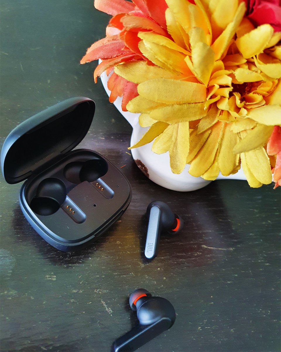 JBLPH's tweet photo. Your best audio solution not matter the device.
#JBLLiveProPlus (₱9,199)
#JBLPH #DareToListen #JBLTrueWireless #SoundThatFitsYou #Earbuds https://t.co/sKjCPF0es6