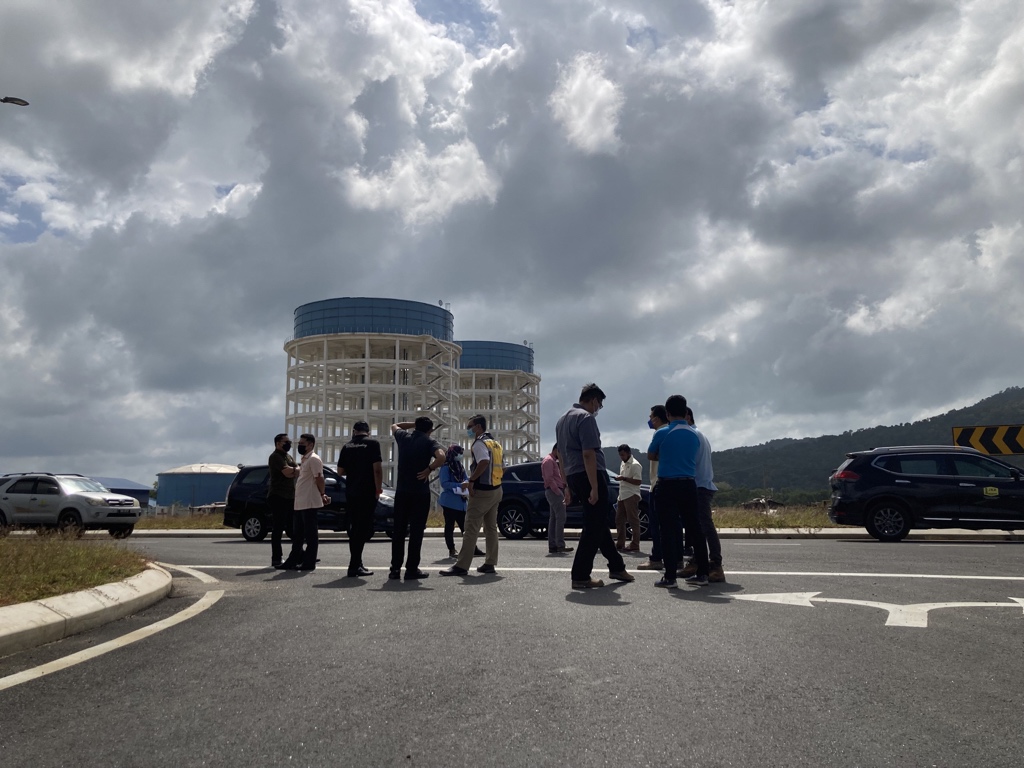 JKRBangunanTrg's tweet photo. Lawatan tapak bagi membincangkan isu sambungan bekalan paip air luaran Projek Mahkamah Syariah Kemaman bersama wakil UPEN, Mahkamah Syariah, JBA, JPS, SATU, MPK dan HODT.
@JKRTerengganu
@jkrkemaman @yusufghani200 @MFahmi2nd @zura_sagi86 https://t.co/Ov5s5ygRx8