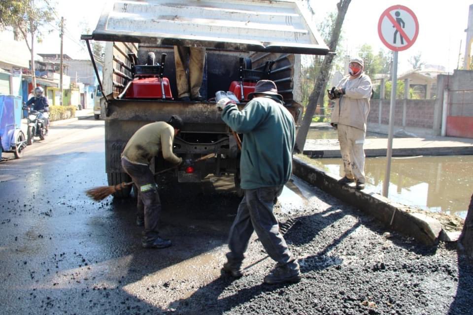 JoseCarlosXoch's tweet photo. El "Gran Bachetón de la Ciudad" llegó a la Avenida Nuevo León y a la calle Cuauhtémoc, entre Violeta y Xaltocan. La JUD de Pavimentación mejoró las condiciones de la vialidad para peatones y automovilistas. 🚖🚶‍♀️👨‍🦼 https://t.co/bPE3bE7Jyr