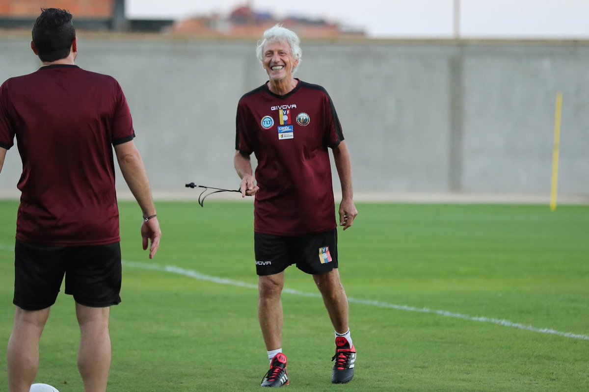 hsmdeportes's tweet photo. ¡HISTÓRICO! 🇻🇪🎩

José Pékerman dirige el primer entrenamiento de la Vinotinto. 

Una imagen para los libros de la historia 🙌🏻 https://t.co/QkSsYpKfMH