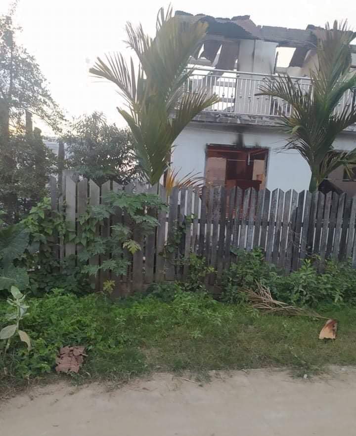 TW//Fire
At around 8 pm on Jan 18, a clash broke out between the PDF and SAC in InYwa village, Katha tsp, the upper of Sagaing Region. Then, Junta Terrorists set on fire to a house of a CDM administrator in Myoma Ward after they raided and stole the valuables.

#2022Jan19Coup