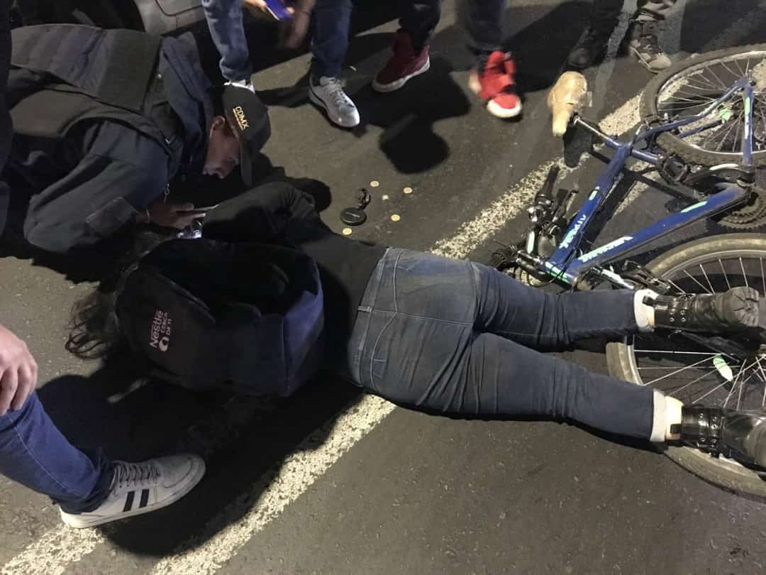 evedian26's tweet photo. 2 ciclistas muertos en el mismo día,hace menos de 30 minutos llegó la alerta de está femenina en periférico oriente a la altura de plaza antenas al llegar servicios de emergencia ya no cuenta con signos vitales ...@LaSEMOVI  que demonios están haciendo ?? @Claudiashein https://t.co/SLsTHGOR2G