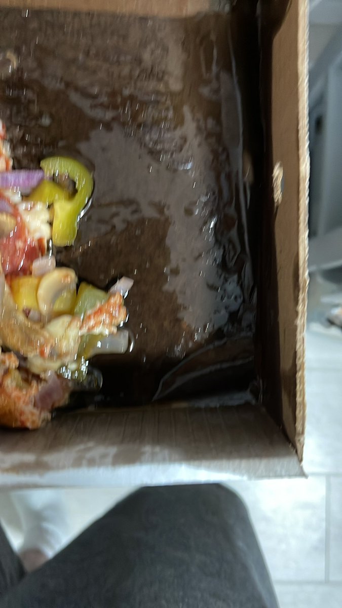 KRandomthoughts's tweet photo. @PizzaPizzaLtd - worst customer service ever at Goreway Drive location... Oil is literally dripping!! https://t.co/F8HI20s3MG