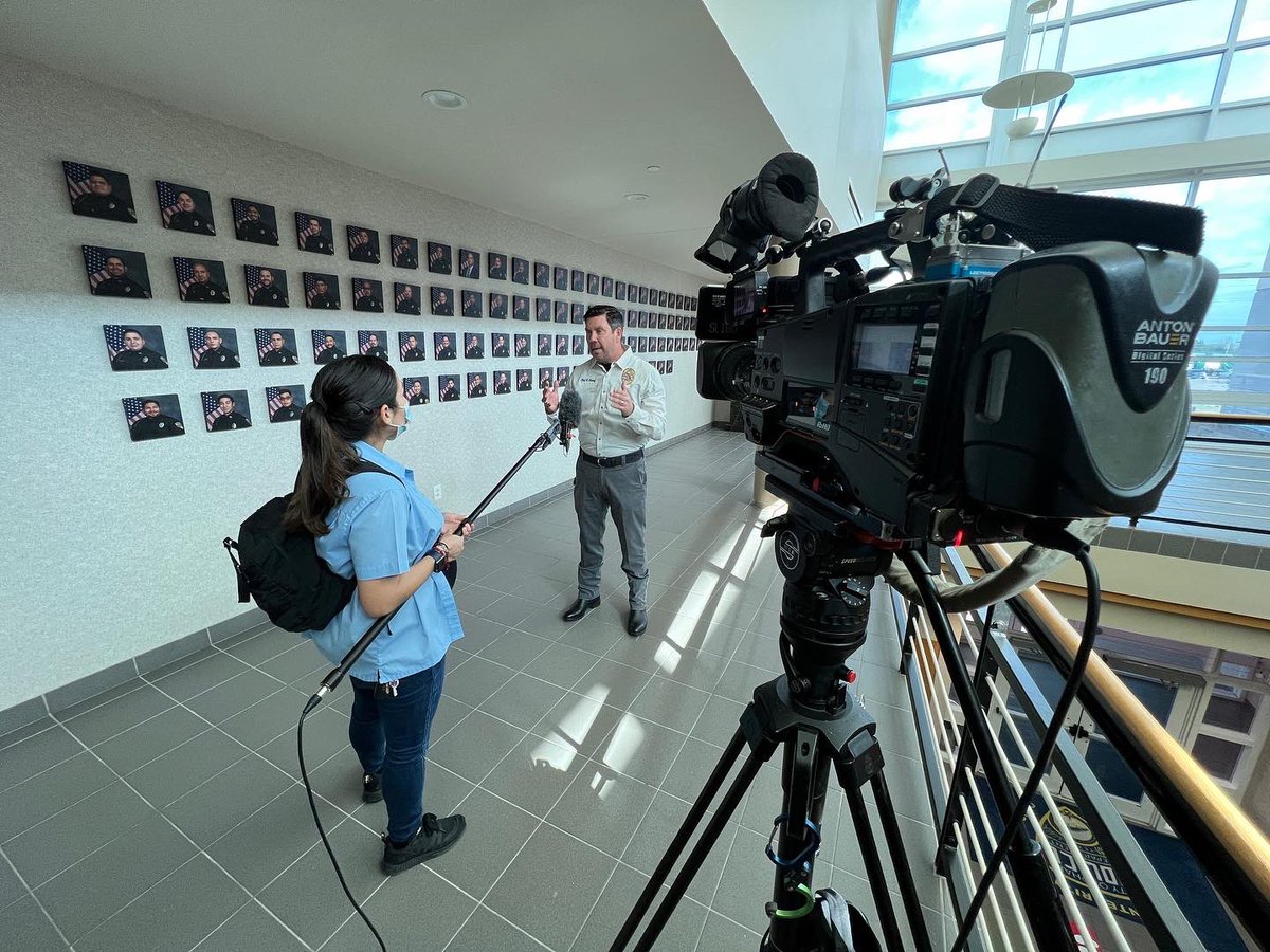 Jasmina_GlzNews's tweet photo. Policía de Pharr y representante regional nos habla sobre una iniciativa que busca ofrecer recursos para atender la salud mental de oficiales de policía.
•Más información a las 10:00pm por @telemundo40
@pharrtx #pharrpd #PeerNetwork #RGV @BeLikeBenaiah https://t.co/8FqR6KtXTS
