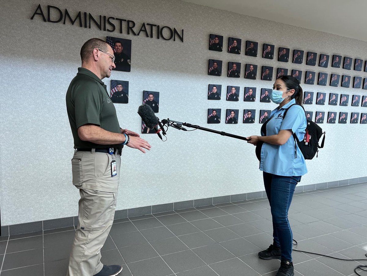 Jasmina_GlzNews's tweet photo. Policía de Pharr y representante regional nos habla sobre una iniciativa que busca ofrecer recursos para atender la salud mental de oficiales de policía.
•Más información a las 10:00pm por @telemundo40
@pharrtx #pharrpd #PeerNetwork #RGV @BeLikeBenaiah https://t.co/8FqR6KtXTS