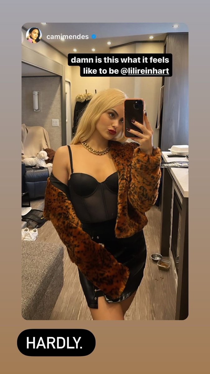 ReinhartBrazil's tweet photo. Lili Reinhart via Instagram Story - 
1- “Betty deve manter seu cabelo comprido na próxima temporada ou cortá-lo?”  “Manter comprido” “curto!”
2- “pessoas de "cabelo comprido" podem estar sem sorte, essas extensões são irritantes”
3- “caramba é isso que é ser @lilireihart” https://t.co/wEH4n9w7H3