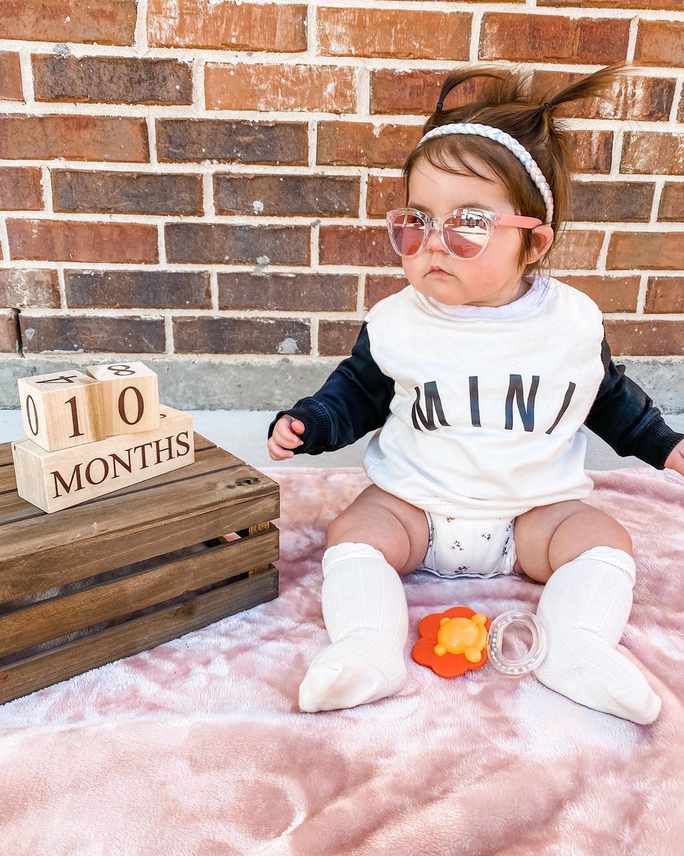 Popping on to say somehow we have a 10 month old already?! Where does the time go😅 @Ashtonpnw #kinsleeolivia #babygirl #timeslowdown