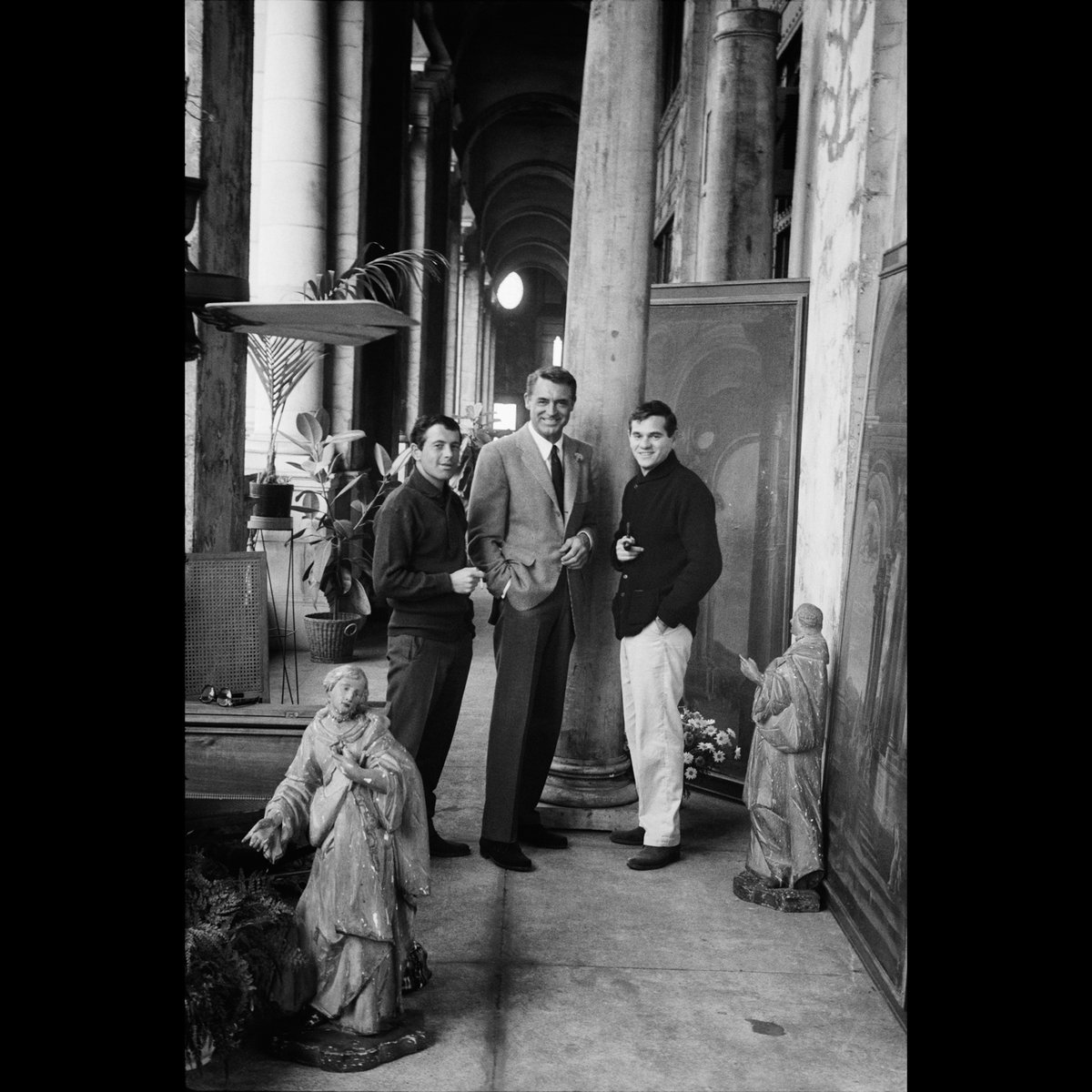 TheArchivesLLC's tweet photo. Jan 18th is #CaryGrant day! Born in 1904 the always debonair Grant was so impressed with photographer #MiltonHGreene's work, he contracted Milton to be the visual consultant on 'Touch of Mink.' These images were shot in 1958 while Milton was on assignment for McCall's. #JoeEula https://t.co/iCsJnodBWu