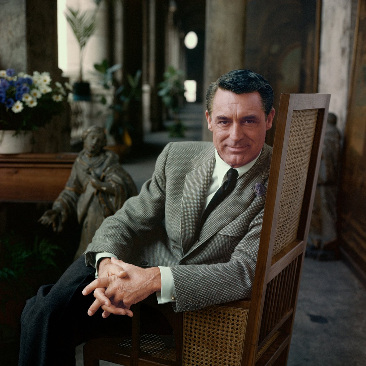 TheArchivesLLC's tweet photo. Jan 18th is #CaryGrant day! Born in 1904 the always debonair Grant was so impressed with photographer #MiltonHGreene's work, he contracted Milton to be the visual consultant on 'Touch of Mink.' These images were shot in 1958 while Milton was on assignment for McCall's. #JoeEula https://t.co/iCsJnodBWu