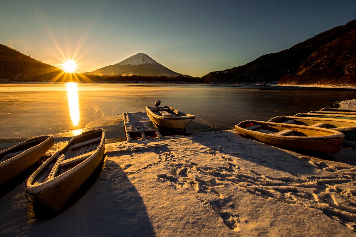 日の出🌄 湖面の氷が軋む音とカメラの音だけの静かな朝でした😊 2022/01/07