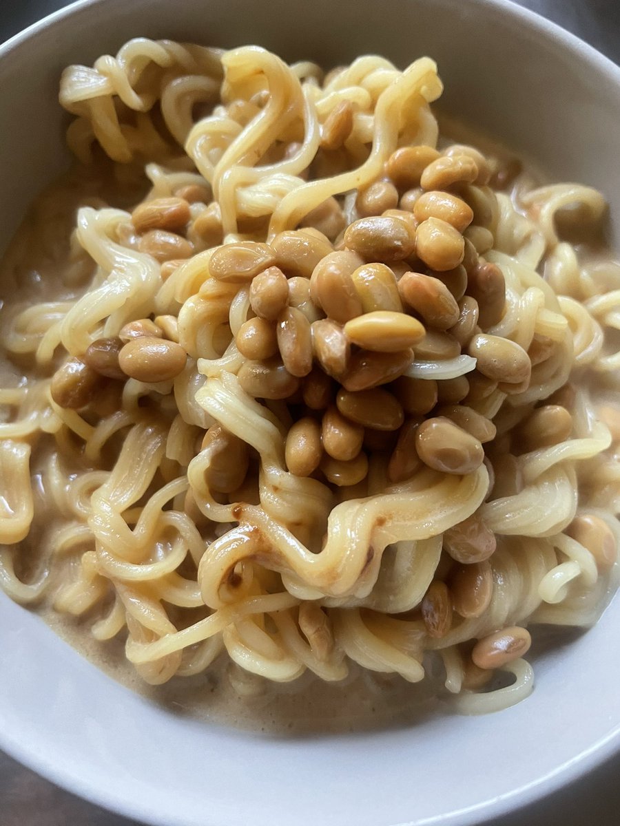 今日は味噌ラーメンに納豆と牛乳を入れてみました 粘度が高かったのかスープが溶けづらかったですが牛乳を入れた事によってさらにクリーミーになって美味しかったです