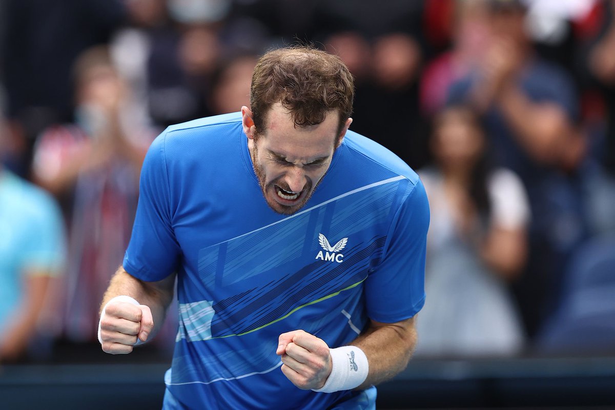 TenisCenter_'s tweet photo. #AustralianOpen 2022: 

@andy_murray vuelve a Melbourne con cadera de titanio, en buen nivel y vence el 1R a Basilashvili en 5 sets. 

Rendirse jamás. https://t.co/4T55umSWBs