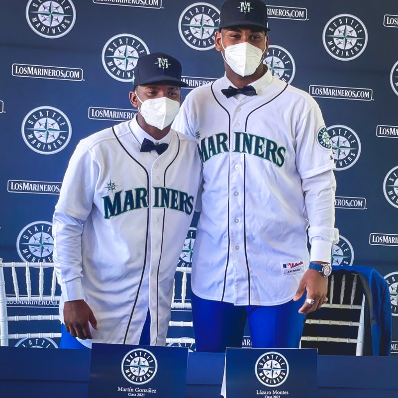 LosMarineros's tweet photo. ¡Les damos la bienvenida a tres nuevos miembros de nuestra familia de la clase internacional 2022 de #LosMarineros! #FielAlAzul 

🔹 INF Michael Arroyo 🇨🇴 

🔹 INF Martín González 🇩🇴

🔹 OF Lázaro Montes 🇨🇺 

https://t.co/c5YqFCtX8q https://t.co/BdpFIunR2a