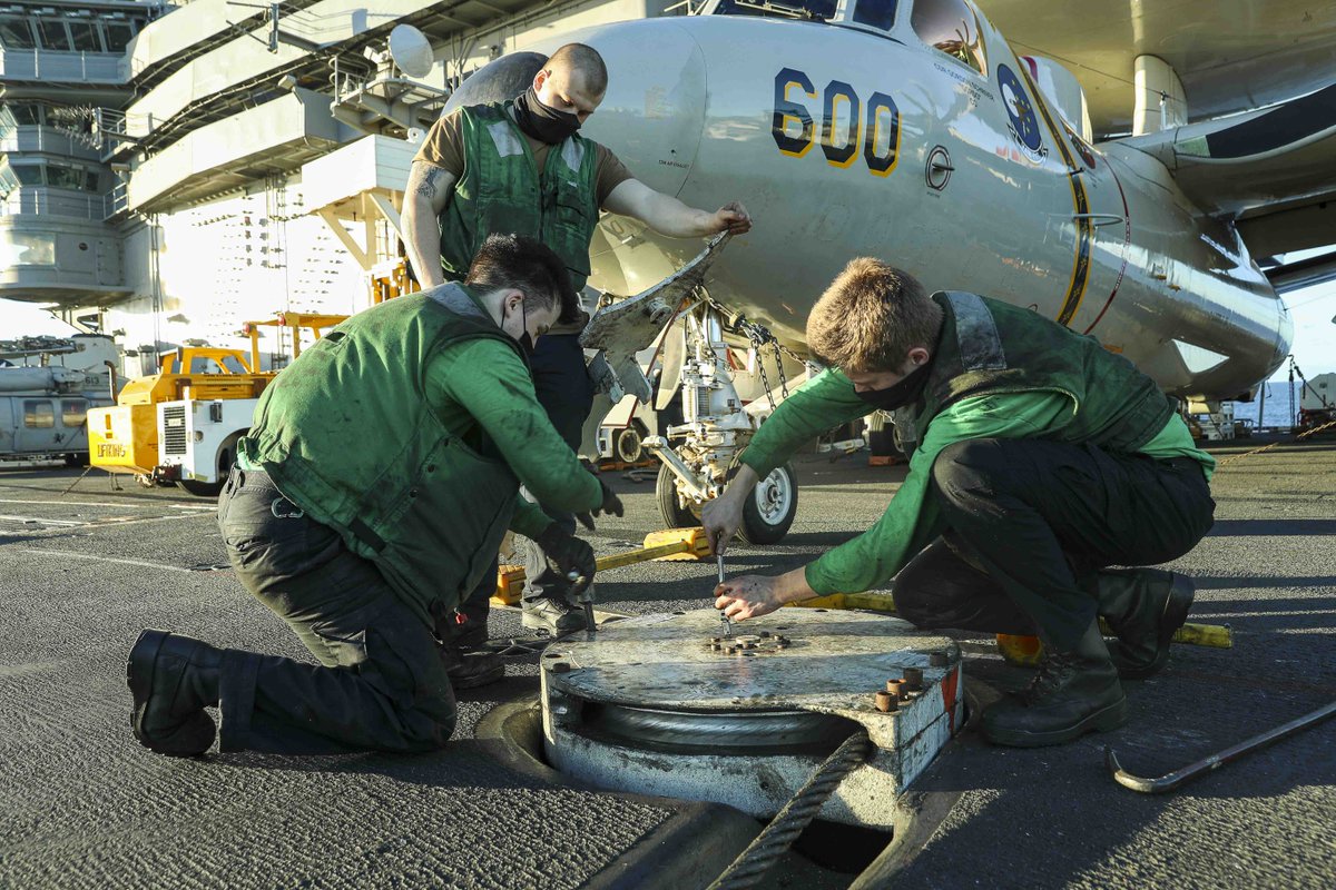 USNavy's tweet photo. 1️⃣ #USSDewey RAS with @MSCSealift #USNSYukon @US7thFleet.
2️⃣ #USSAbrahamLincoln flight deck maintenance @US3rdFleet.
3️⃣ #USSSanJacinto #FLTOPS @USNavyEurope.
4️⃣ @CVN70 #HeloOps @USPacificFleet.
ℹ️ & 🔽: https://t.co/p6W49a8GKZ https://t.co/g2oKnC2gEz