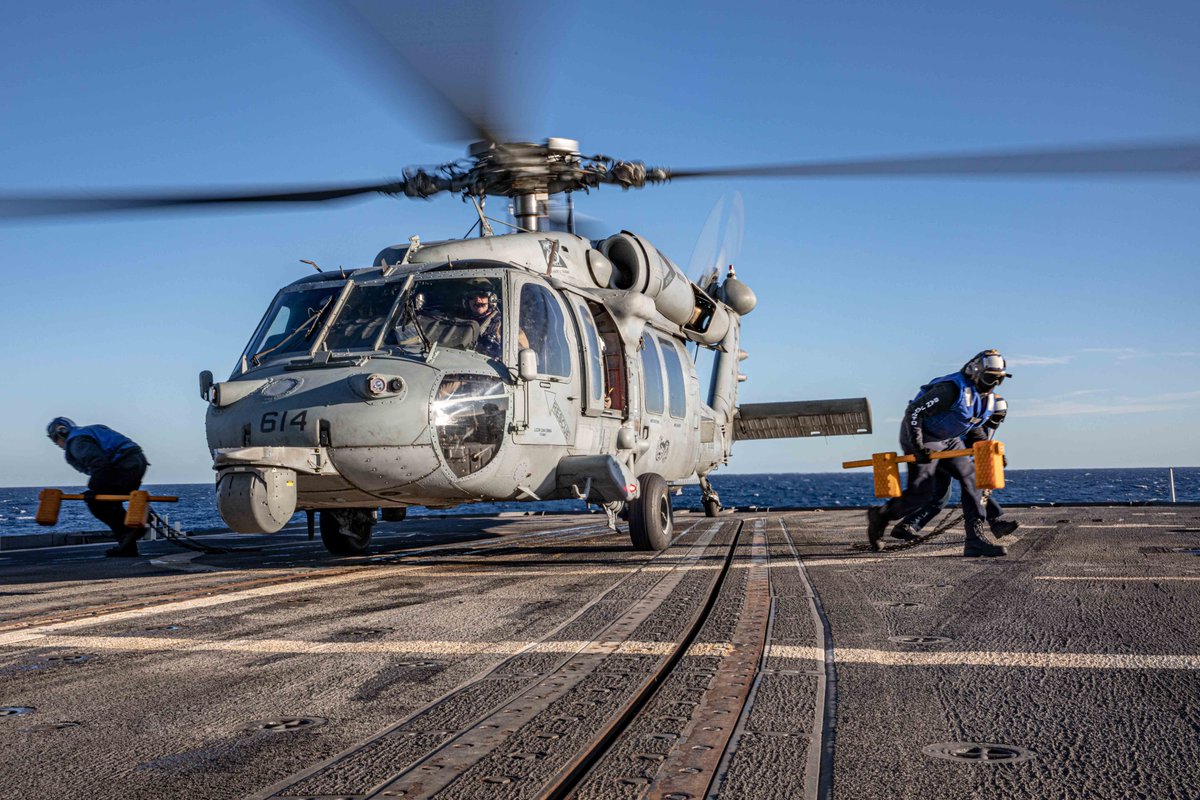 USNavy's tweet photo. 1️⃣ #USSDewey RAS with @MSCSealift #USNSYukon @US7thFleet.
2️⃣ #USSAbrahamLincoln flight deck maintenance @US3rdFleet.
3️⃣ #USSSanJacinto #FLTOPS @USNavyEurope.
4️⃣ @CVN70 #HeloOps @USPacificFleet.
ℹ️ & 🔽: https://t.co/p6W49a8GKZ https://t.co/g2oKnC2gEz