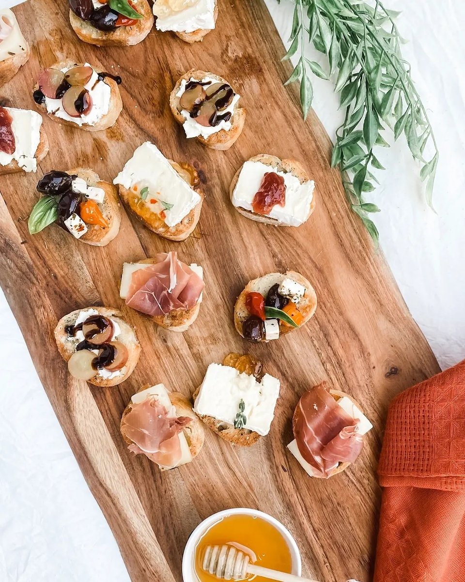 CHEVOOlife's tweet photo. Which combo by @honeybriemine has you drooling? 👇

🍇 Garlic Crostini with our Italian Black Truffle Goat Cheese , roasted grapes, and balsamic graze.

🍯 Garlic crostini, rosemary Asiago, prosciutto, and honey.

🍑 Sea salt crostini, Mt. Tam brie (@cowgirlcreamery) , pe https://t.co/3eNePcoTZB