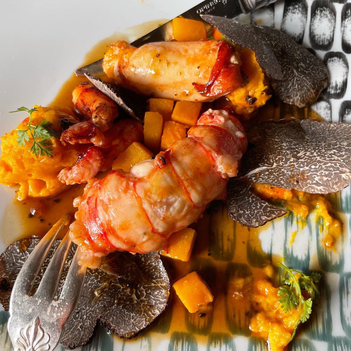 eatinglasvegas's tweet photo. Le Grand Vefour lunch for your le grand salivation and delectation. Consumer Warning: Repeated exposure to these tweets can cause excessive French FOMO envy. ππππ«π·π₯#scallops #hangarsteak #Brittany π¦#truffledmashedpotatoes π₯ https://t.co/QNb5Qm4nv6