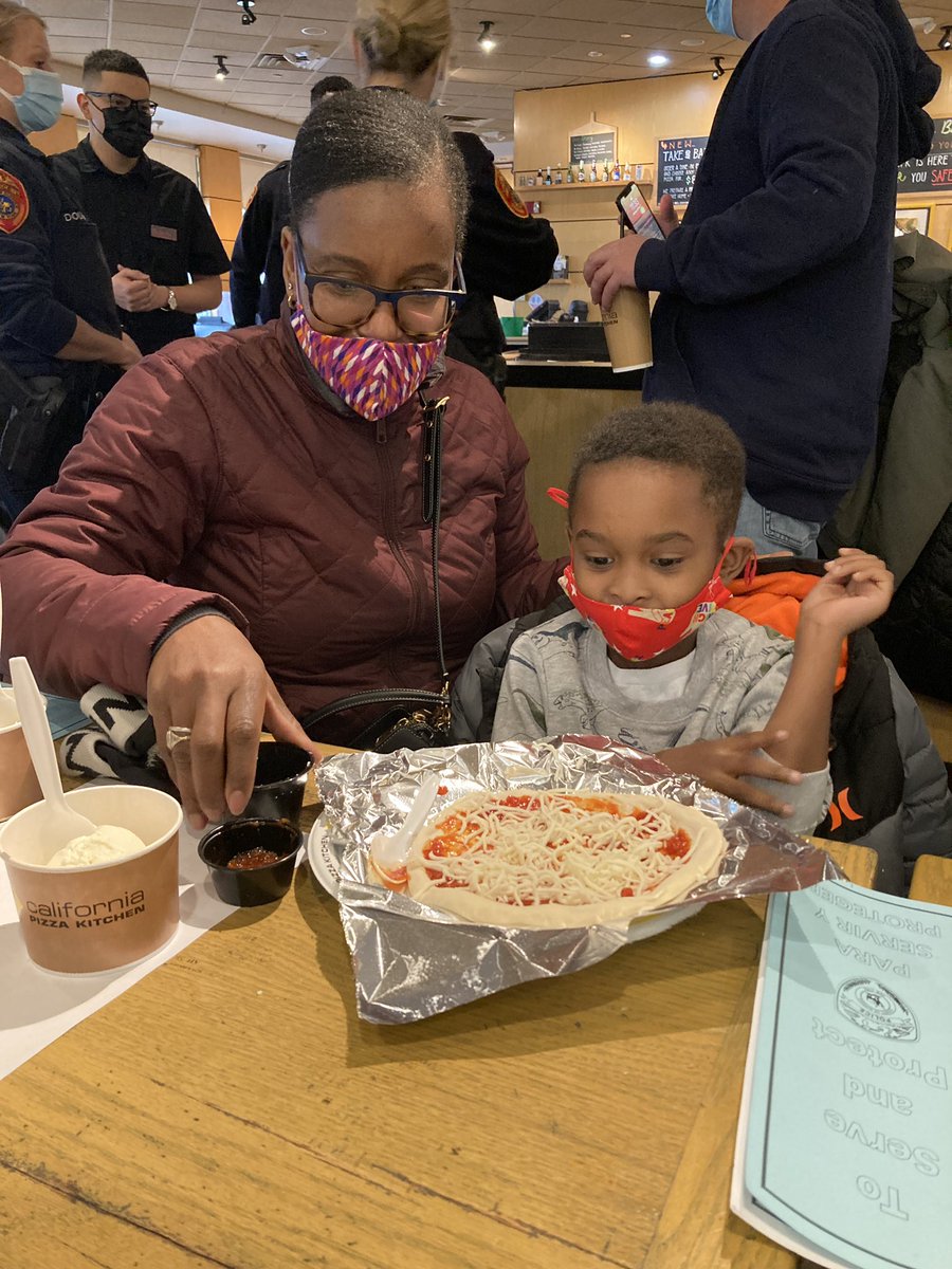 LIS4Gifted's tweet photo. Thanks to @SCPD2ndPrecinct and California Pizza Kitchen for hosting a great community event! We loved Pizza and Stories with a cop! #policepartners #community #californiapizzakitchen #giftededucation #enrollnow #admissionsopen https://t.co/bOwINZ7CkU