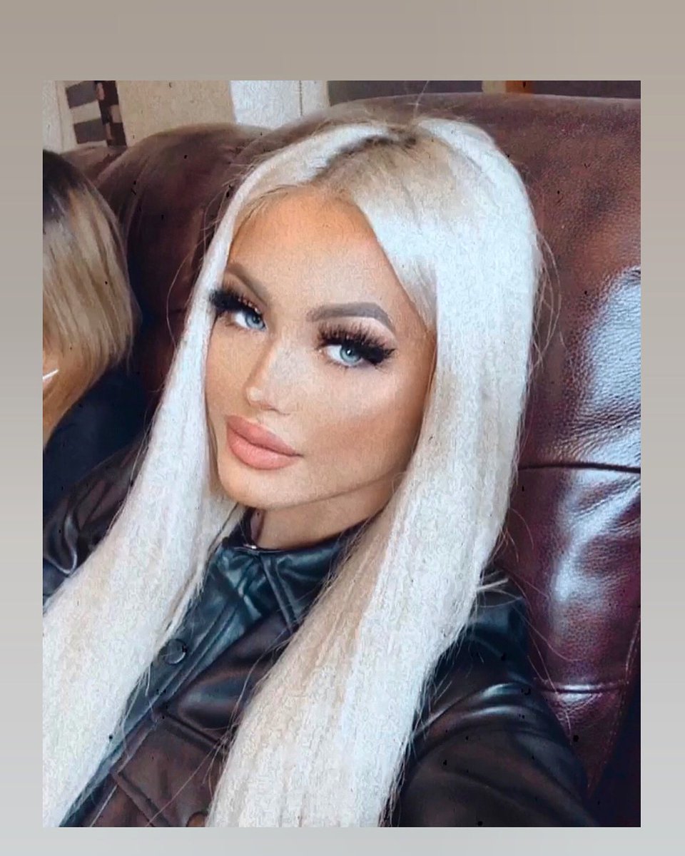 SelenaRussgg's tweet photo. Felt cute , might delete it later lol? #longhair #lipstick #cute #PrettyInPink #prettygirl #lashes https://t.co/2TwGZpHDC8