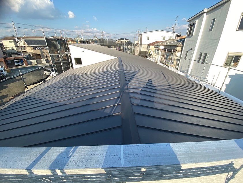 OPWiDlmGcPd3ya4's tweet photo. 大阪府枚方市にて、診療所新築の屋根と雨どい工事をしました。
屋根:ガルバリウム鋼板立平葺
雨樋:タニタハウジングウェアHACO
パナソニックシビルスケアPC77
#診療所
#医療機関
#新築
#雨どい
#立平葺
#タニタハウジングウェア
#HACO
#PC77
#建築板金
#枚方市
https://t.co/k71knUI81U https://t.co/8RgjTUAJcb