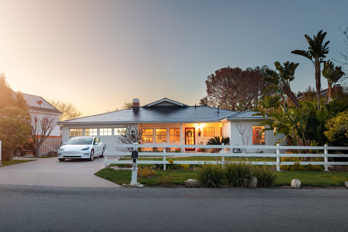 teslaenergy's tweet photo. 20-year Solar Roof loan with lower monthly payments now available https://t.co/MbLpal1sZt https://t.co/LTjbHwrR6b