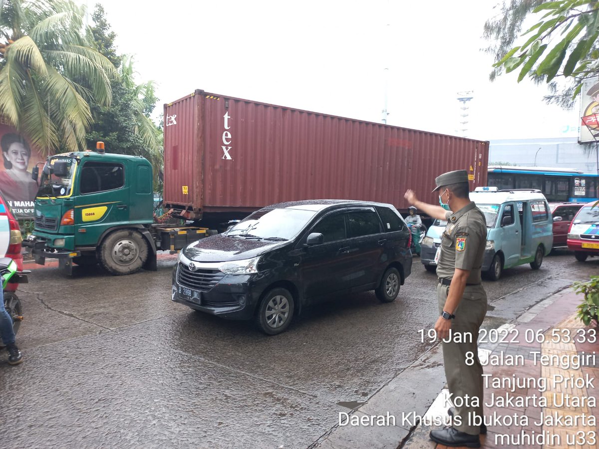 OjoPriok's tweet photo. Petugas Satpol PP Kecamatan Tanjung Priok membantu mengatur arus lalulintas pagi ini. 
Situasi dalam keadaan aman, kendaran ramai lancar. @aniesbaswedan @ArizaPatria @SatpolPP_DKI @RadioElshinta https://t.co/7S2j1xf79j