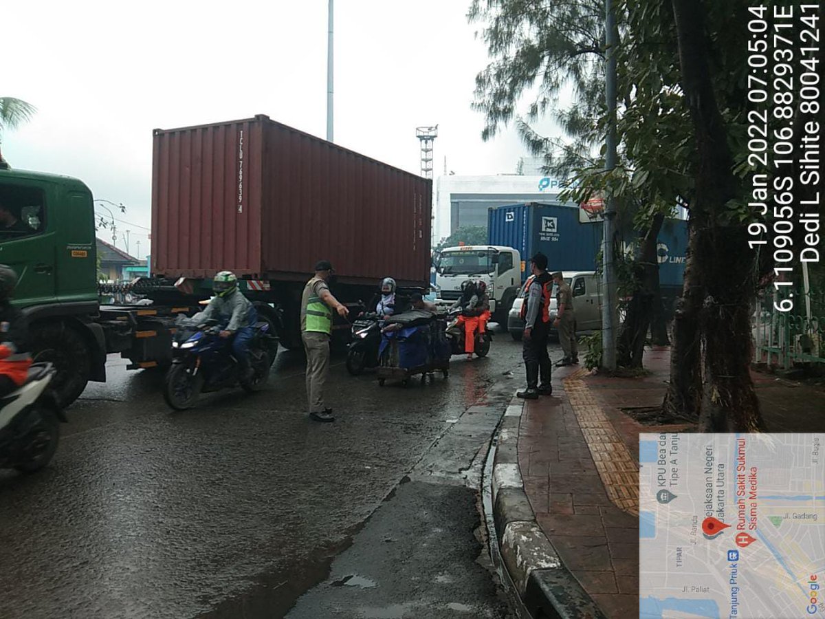 OjoPriok's tweet photo. Petugas Satpol PP Kecamatan Tanjung Priok membantu mengatur arus lalulintas pagi ini. 
Situasi dalam keadaan aman, kendaran ramai lancar. @aniesbaswedan @ArizaPatria @SatpolPP_DKI @RadioElshinta https://t.co/7S2j1xf79j