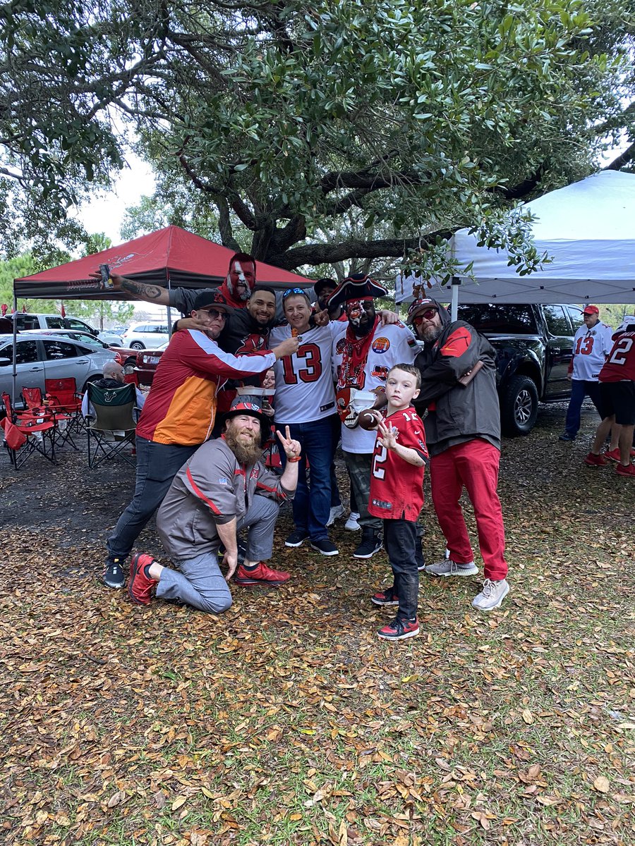 DavyPeters77's tweet photo. @StankBastard @DevonGarnett @Saucinwings thanks again guys for a great game day experience. It truly was unforgettable. Can’t wait to do@it again.
from the Canada boys! #greatwings #Bucs https://t.co/Qnqh4YgkgP