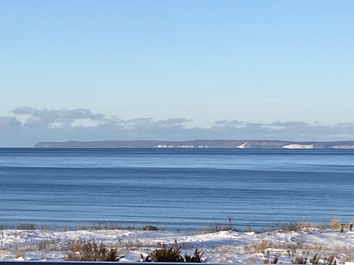 Lake Michigan stunning anytime of year #NationalMichiganDay ⁦<a href="/SleepingBearNPS/">Sleeping Bear Dunes National Lakeshore</a>⁩ #NoSaltNoSharks #PureMichigan