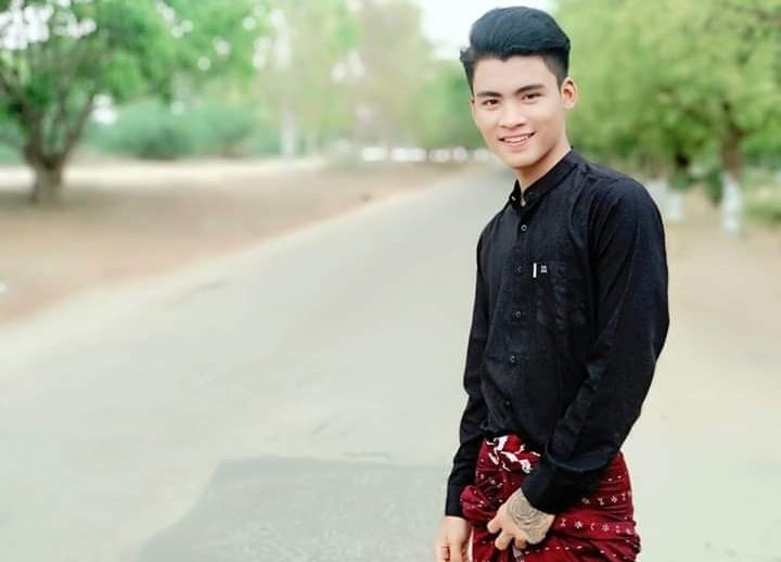 aubharr's tweet photo. အရက္ေၾကာင့္မူးၿပီးမွားေစနိုင္သလို
အခ်စ္ေၾကာင့္လည္း မွားၿပီး႐ူးေစနိုင္တယ္😟😟 https://t.co/2qdVA0YlIT