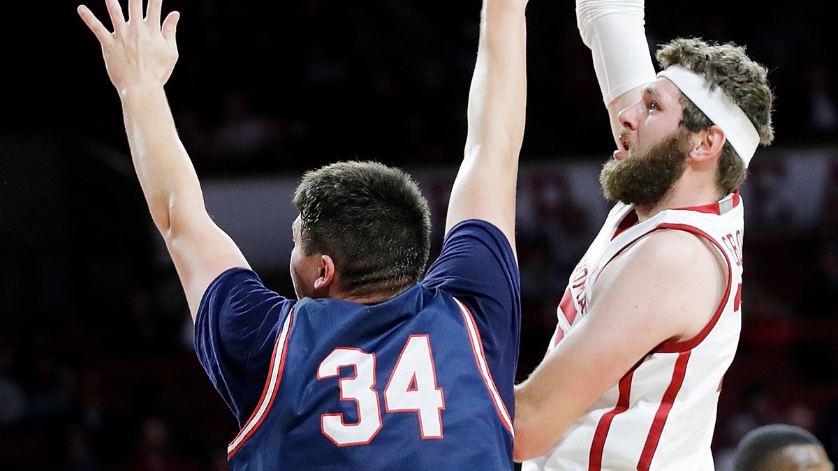 Watching #KUbball and I definitely did a double take- thought Jonny Clausing (<a href="/jon3412/">Jonny Clausing</a>) transferred from Washburn to OU overnight. 
<a href="/IchabodMBB/">Washburn MBB</a> 
(Photo from <a href="/OU_Athletics/">Oklahoma Sooners</a>)