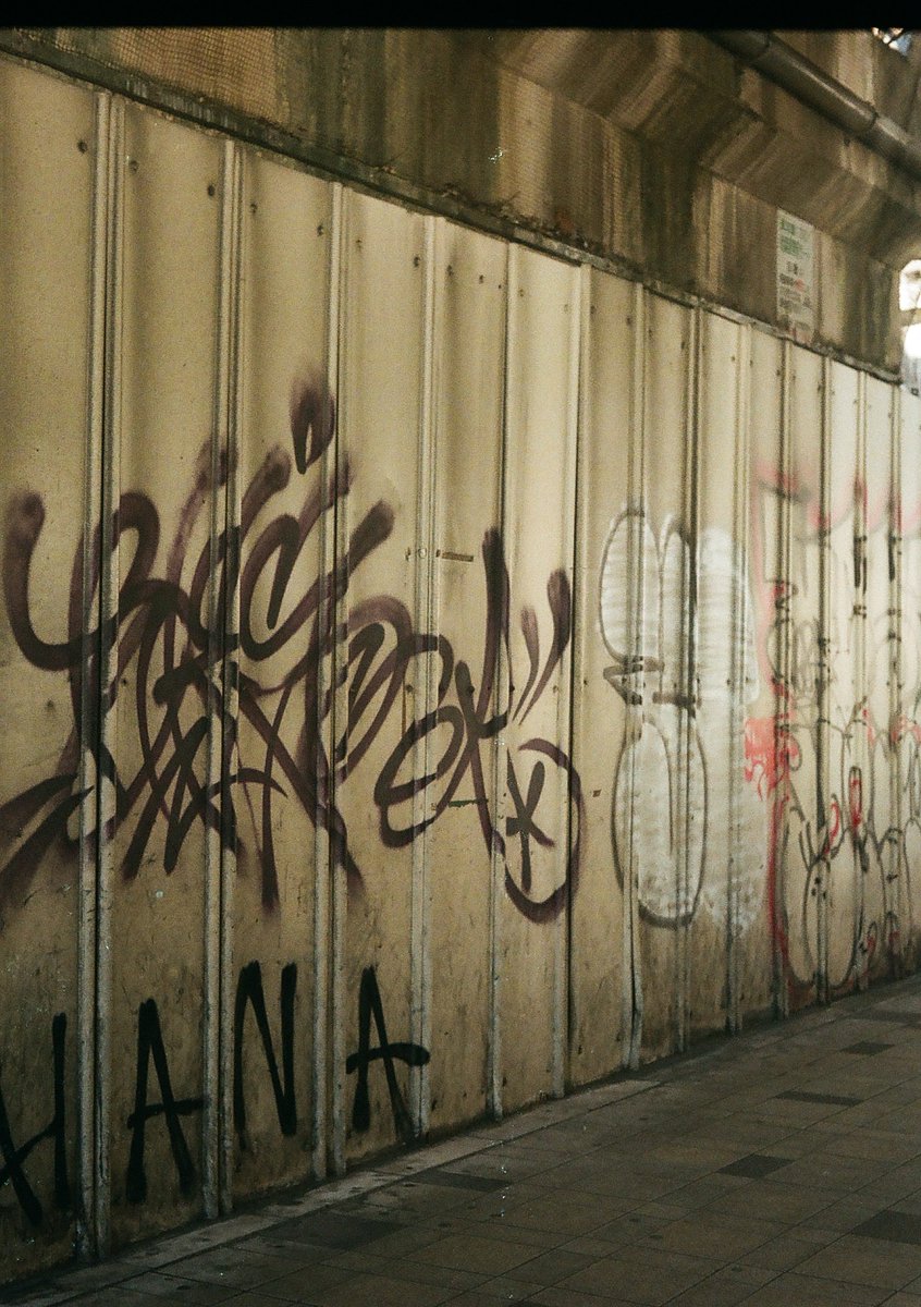 Naicha666's tweet image. 秋葉原界隈。
3枚目は誰か人来ないかなぁ、とファインダーを覗いたまま待っていたが、怪しい張り紙の前にカメラを構えて固まっている怪しい人間がいる、という周囲の目に耐えられず、人が入る前にシャッターを切りました。。

Film : Fuji 100
#PenF  
#ハーフカメラ 
#フィルム写真 
#秋葉原界隈