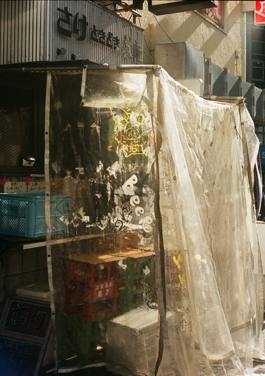 Naicha666's tweet image. 秋葉原界隈。
3枚目は誰か人来ないかなぁ、とファインダーを覗いたまま待っていたが、怪しい張り紙の前にカメラを構えて固まっている怪しい人間がいる、という周囲の目に耐えられず、人が入る前にシャッターを切りました。。

Film : Fuji 100
#PenF  
#ハーフカメラ 
#フィルム写真 
#秋葉原界隈