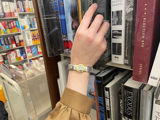 kyoeico's tweet photo. 丸善日本橋店1階時計売り場です。
本日はヴィンテージウォッチをご紹介致します。

BVLGARI/ブルガリ

イタリア語でガス管を意味する「トゥボカス」。
はんだ付けを使用せずにコイル状に仕上げていくメタル製チューブの独自技法を駆使しています。

#丸善日本橋店 #時計 #ヴィンテージウォッチ https://t.co/JReIun4qRF