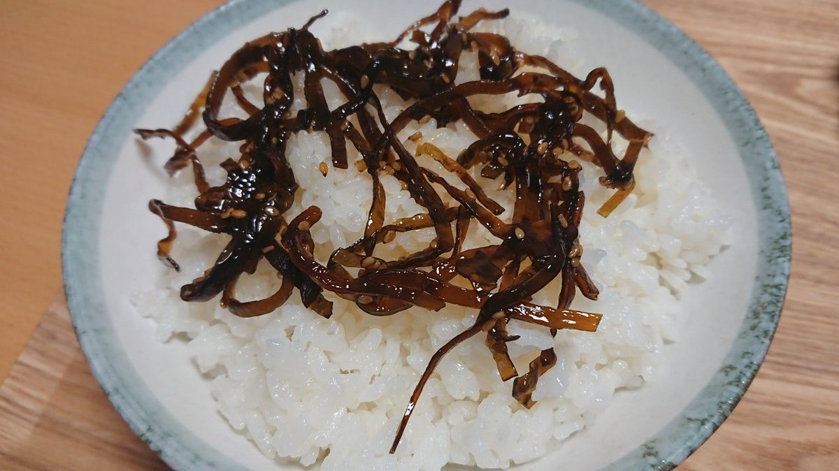 仕事から帰宅したので簡単に胡麻昆布の佃煮を乗せた🍚でいただきますかね～、これがマッチして旨いんですわ ＃飯テロ ＃おうちごはん ＃朝食