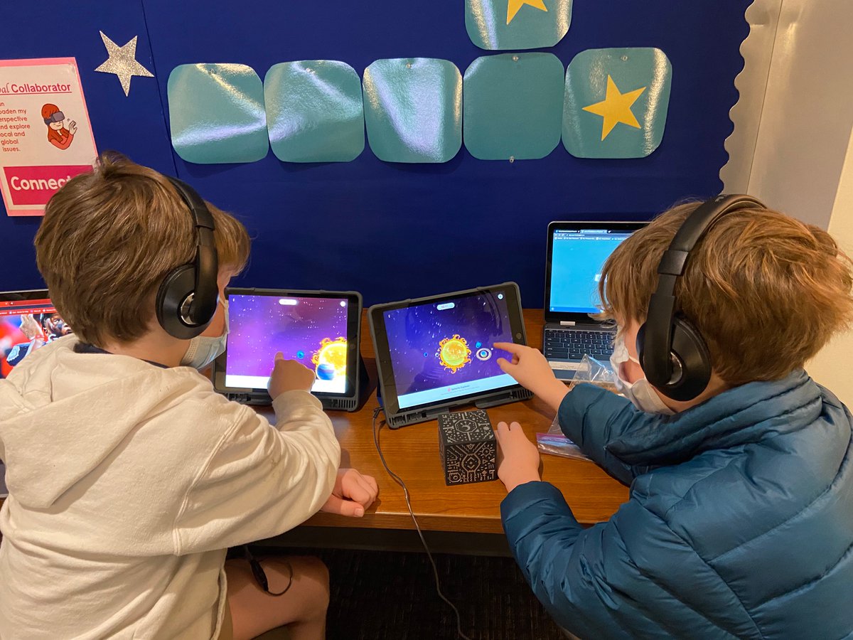 2nd Grade Ss @2ndSpits having the best time learning about the solar system through augmented reality with <a href="/mergeedu/">#MergeEDU</a> in the Idea Lab #trinitylearns