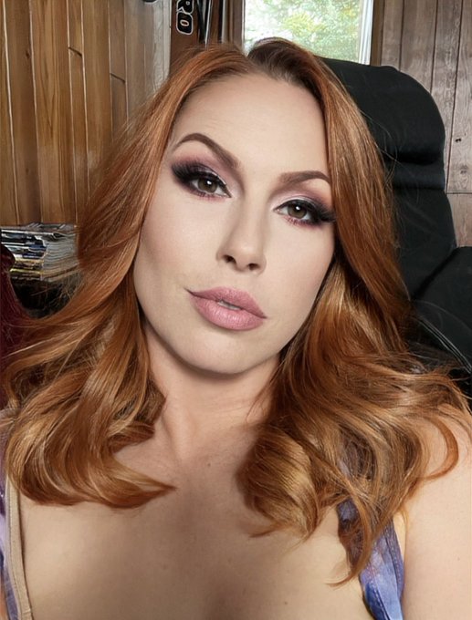 Love how with just makeup, I go from  &ldquo;is she 19-21?&rdquo;       To    &ldquo;Ultimate Milf&rdquo; https://t.co/fP3W6