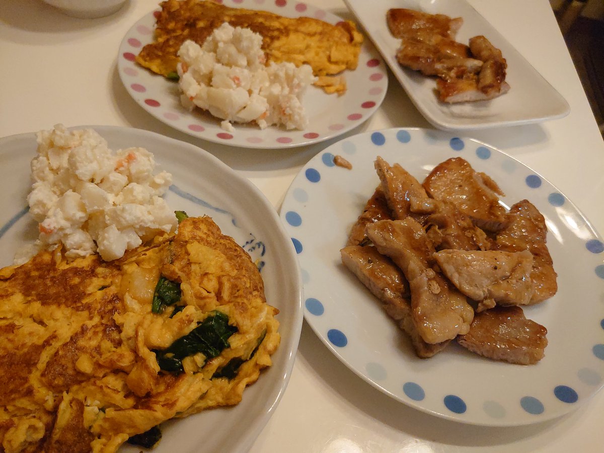 朝食 モモさん毎日ありがとね♪ 豚ロース炒め 山芋ホウレン草オムレツ ポテトサラダ 豚肉の脂身んとこ硬いんかなぁ…って思うもめっちゃ柔らかかった‼️