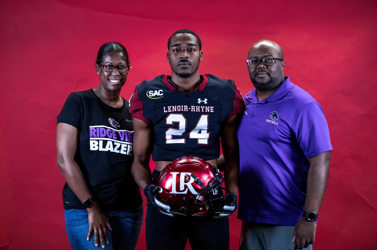 iammiquelmason's tweet photo. COMMITTED!!🙏🏾🐻. Time to work..                            @PalmettoPrepsSC @PrepRedzoneSC @LouatTheState @Mike_Uva @RidgeViewSports @AppalachiaPrep @CoachHowardII @AnthonySoto_LR @mikejacobs @CoachBrown24 @CDearing82 @KWIGNITES @RidgeViewF_Ball @CoachParks84 https://t.co/2ausRUpwoI