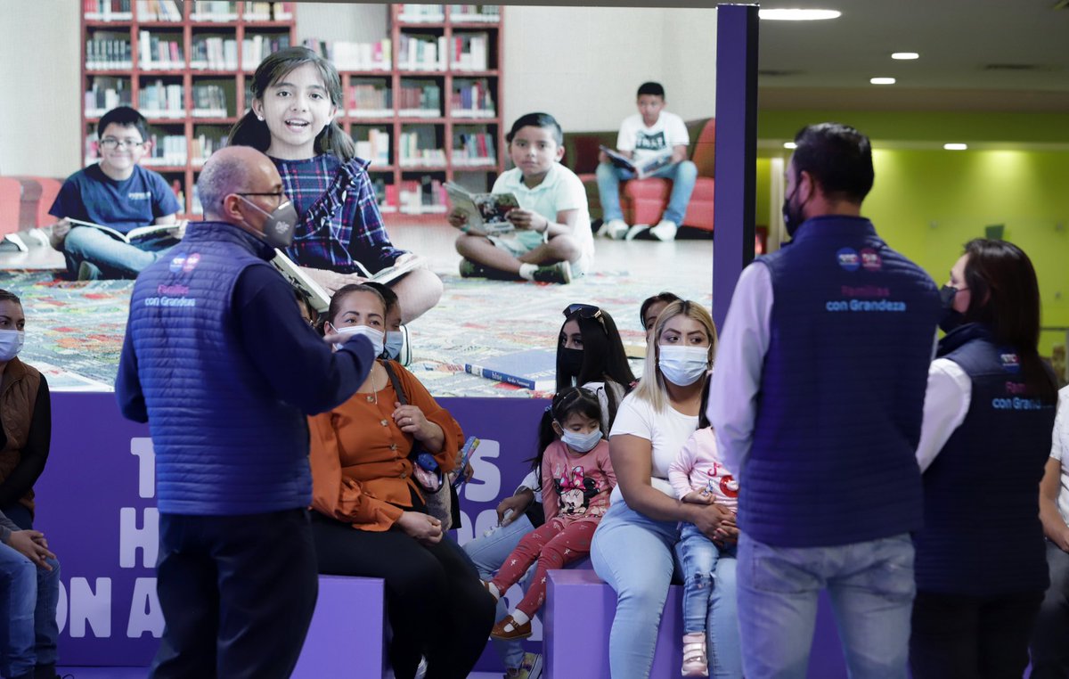 difgente's tweet photo. Nuestro director @lalotrujillof visitó el stand de #DIFGTO en la @FeriaDeLeon, platicó con las familias sobre la #CrianzaPositiva🧸 y compartieron algunas fotografías en nuestras cabinas. Ven y visítanos, en @poliforumleon. https://t.co/XCCqDOe5T5