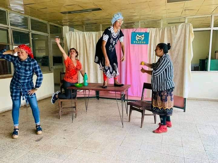 El grupo de teatro Tierra Roja de los Instructores de Arte en #Moa inauguraron #JornadaporelDíadelTeatroCubano con una presentación especial, "Contigo Pan y Cebolla"
#CulturaMoa
#MoaMasQueNiquel
<a href="/telecristaltv/">telecristal</a> 
<a href="/MoaTVdeCuba/">Moa TV de Cuba</a> 
<a href="/AmppMoa/">CAM Moa</a>