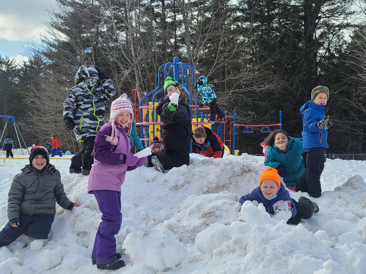 aes_stultz's tweet photo. Can't beat outside recess after a big snow. https://t.co/wSv3fWmVqe