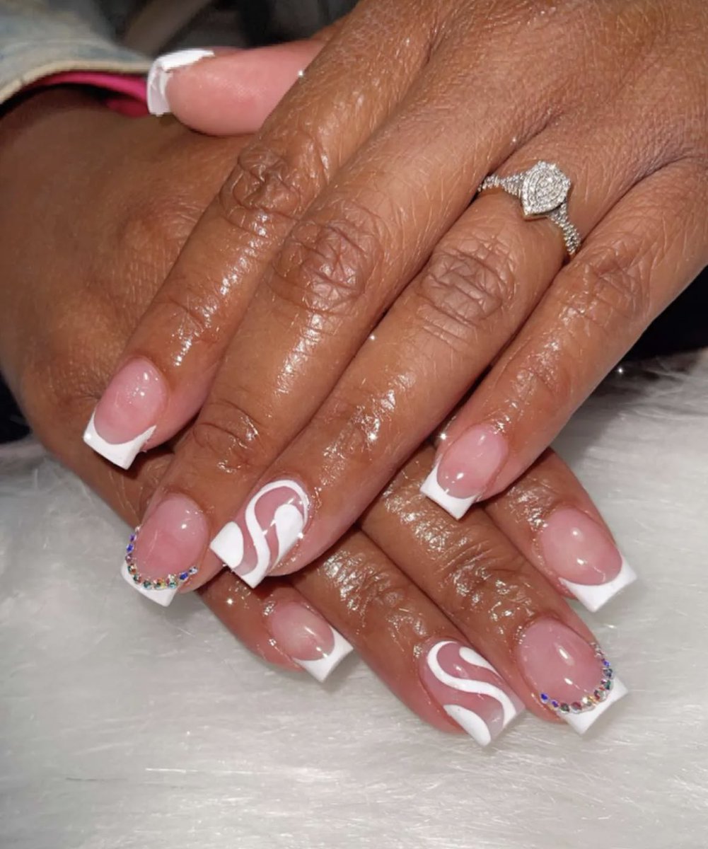 KlassieeDenisee's tweet photo. Shorties But Cuties 😍 Simple and Classy 🥰 PolishMePretty 💅🏾 #NewClientAlert 😍 #handdrawnnailart #stlnailtech #blacknailtech #bling #selftaught https://t.co/oddrfWl1hf