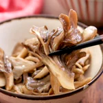 レンジで簡単!オイスターソース×鶏ガラの絶品「舞茸ナムル」